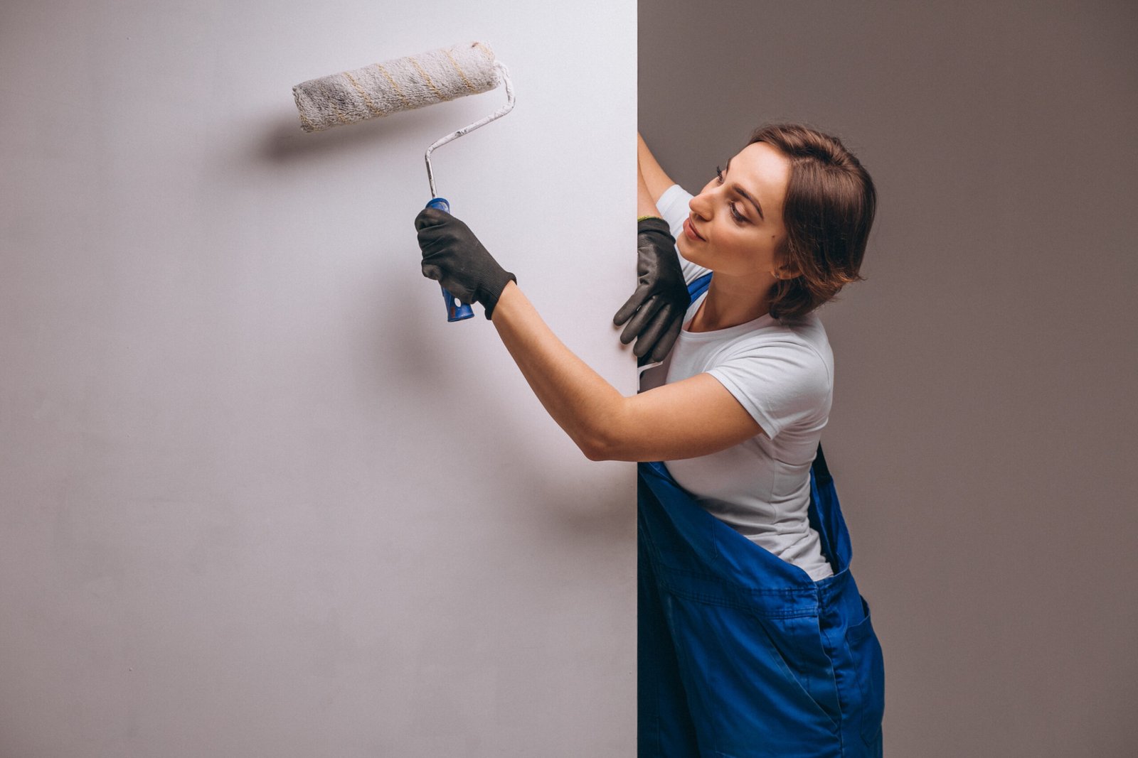 Combien coûte la pose de peinture : prix au m² en 2025 ?